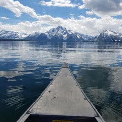 Kanu auf einem See vor einer Bergkette