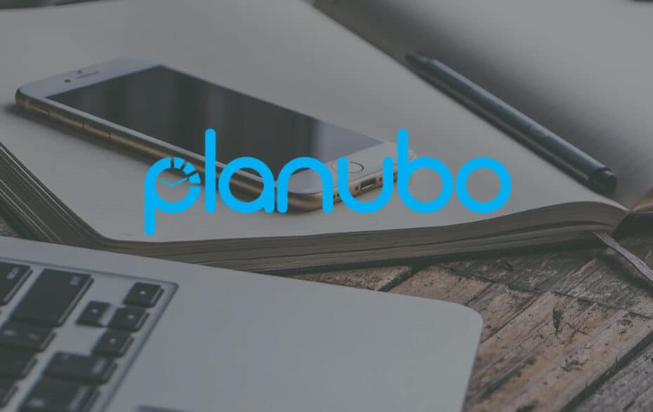 Arbeitsplatz mit blauem Planubo Logo
