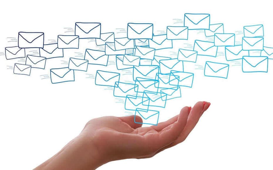 Viele E-Mails, die aus einer Hand vor einem weißen Hintergrund kommen