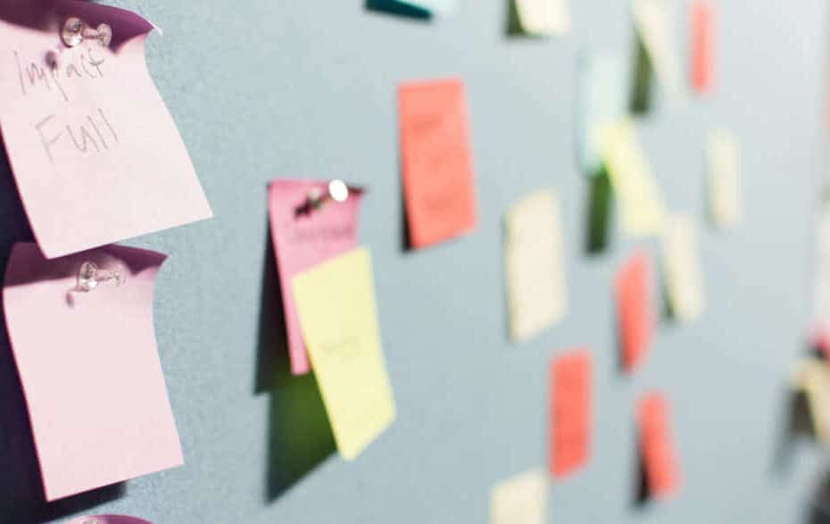Sticky notes in different colors on a wall