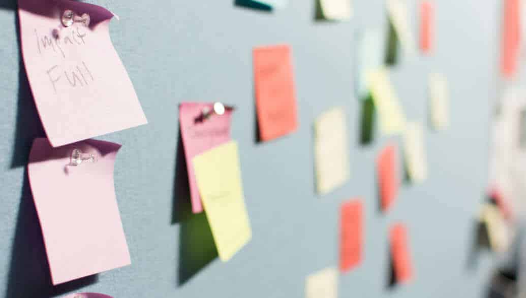 Sticky notes in different colors on a wall