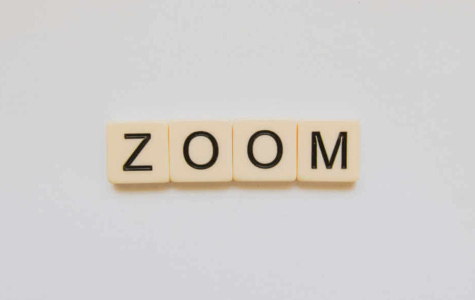 Das Wort Zoom ist auf weißem Hintergrund geschrieben.